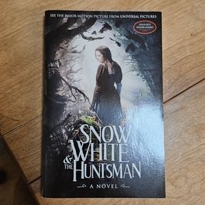 Snow White & the Huntsman paperback book